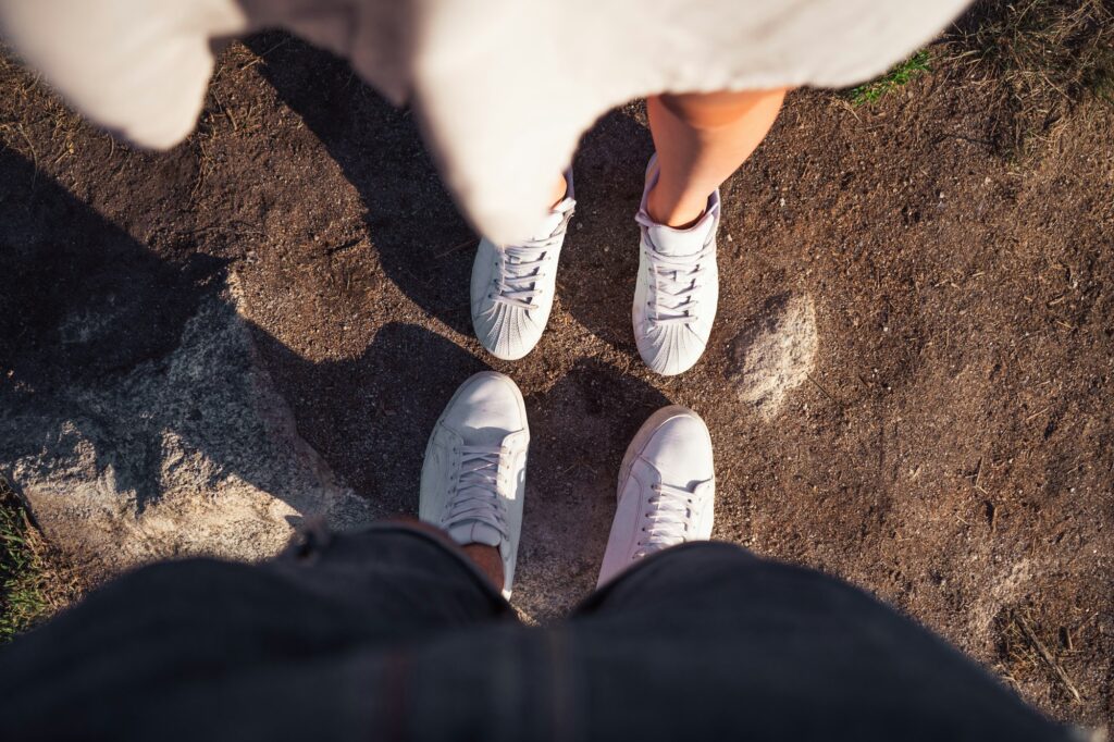 Feet of an heterosexual couple looking at each other